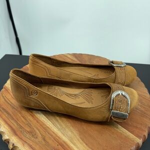Born leather Ballet Flats With embossed Buckle Accent WOMEN’S SIZE 7
